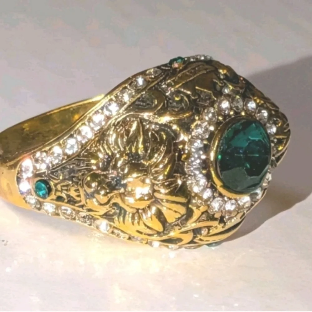 Elegant Golden Lion and Green Gemstone Mens Ring Sz 10